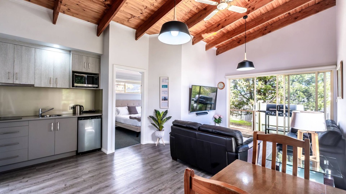 Freycinet Apartment | Wineglass - Quaint and comfortable.
