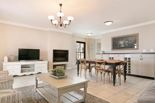 Stellenbosch Cabin | Winelands Golf Lodges 10