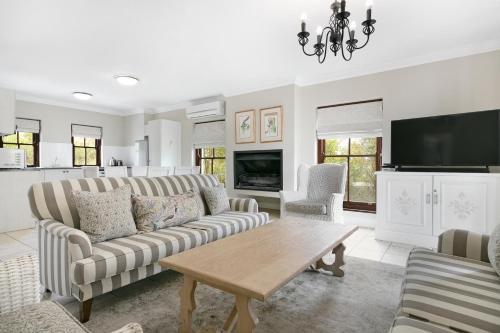 Stellenbosch Cabin | Winelands Golf Lodges 26