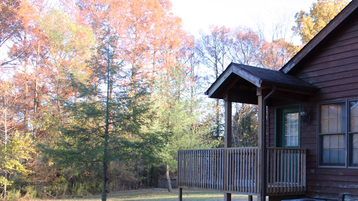 Makanda Cabin | Winetrail Cabin - Giant City SP, SIU, Cedar Lake, & Shawnee Forest minutes away!