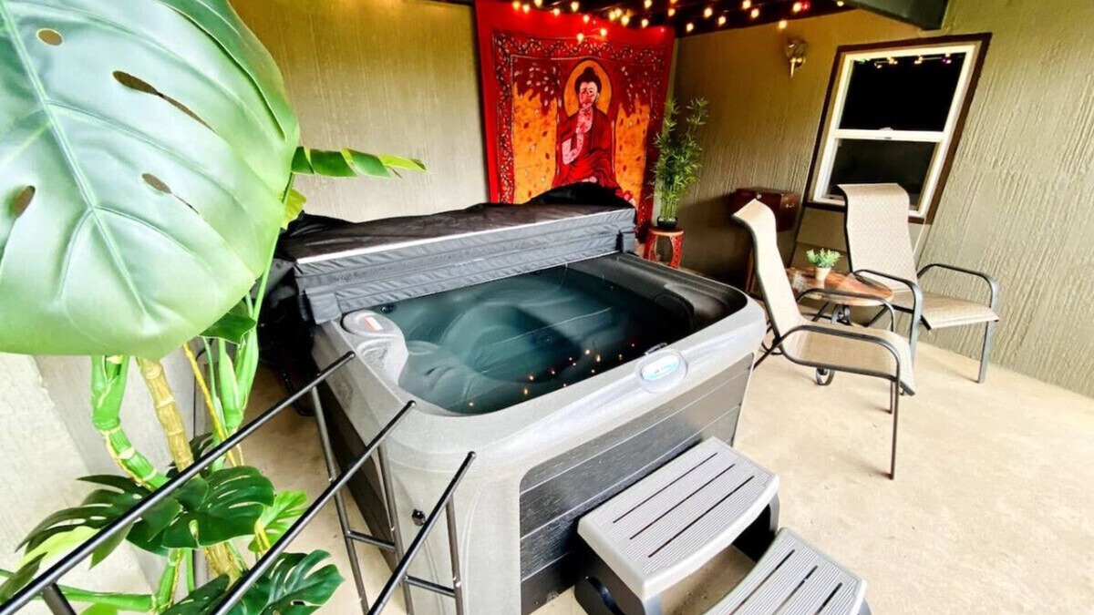 Cascade-Chipita Park Condo | Winnemucca Spa; wet sauna, hot tub, views