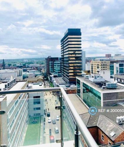 Leeds City Center Apartment | Winners of 2025 traveller Award, Elegant two bedroom city central apartment with Netflix & WiFi