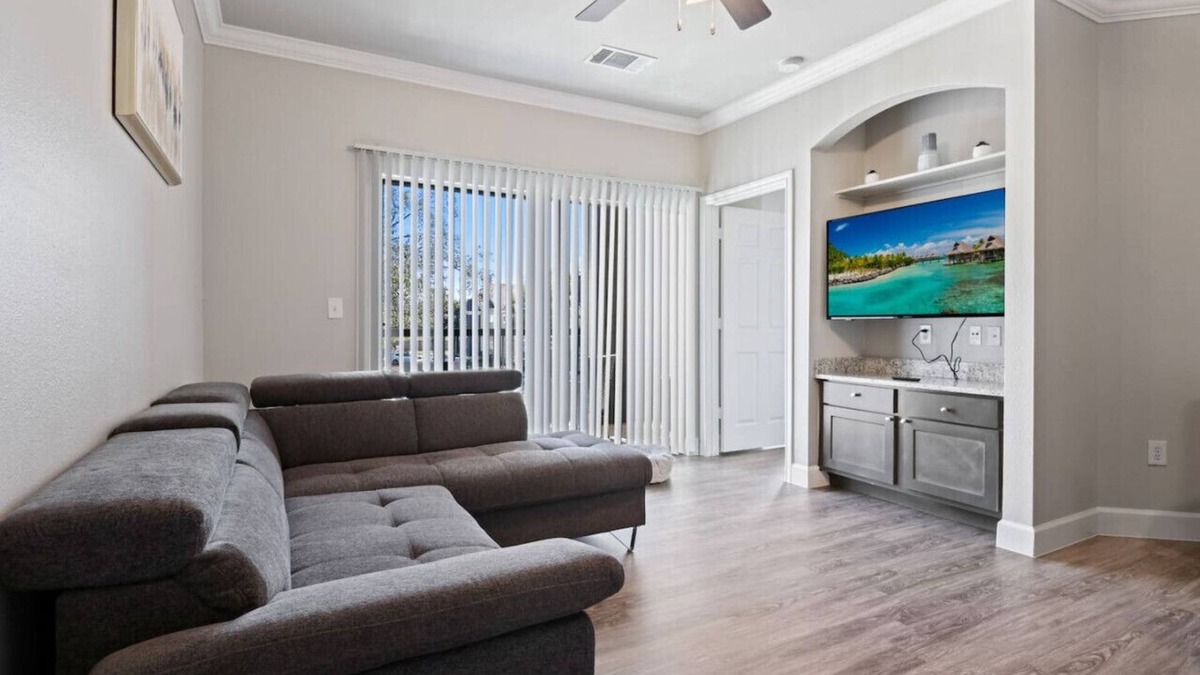 Riverpark West Apartment | Winter Cozy Stay: Family & Corporate Friendly