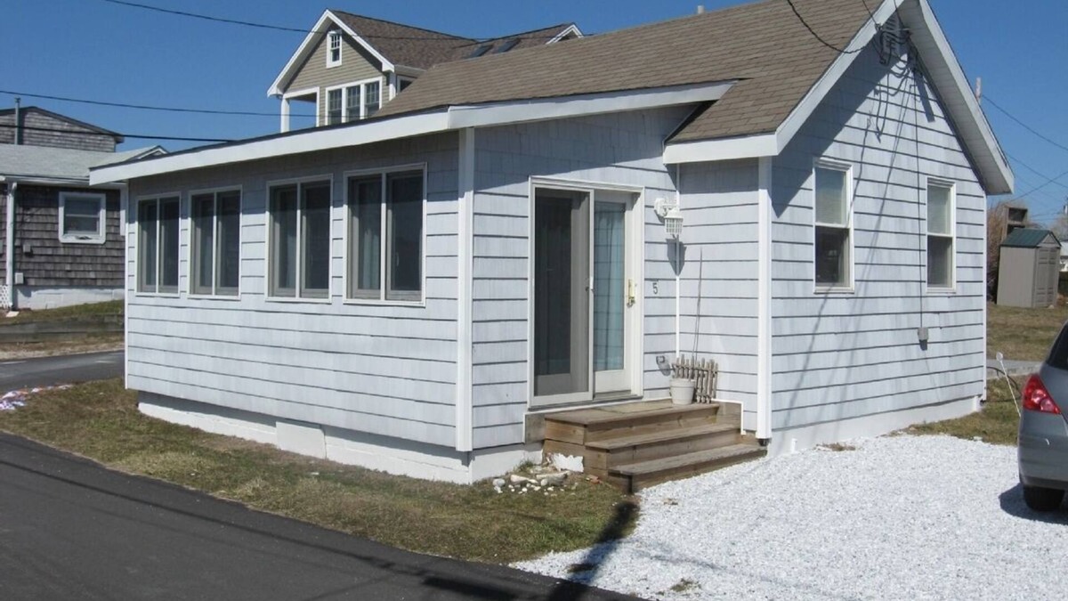 Breakwater Village Cottage | WINTER DISCOUNT/Gorgeous, quaint cottage one block from private beach!