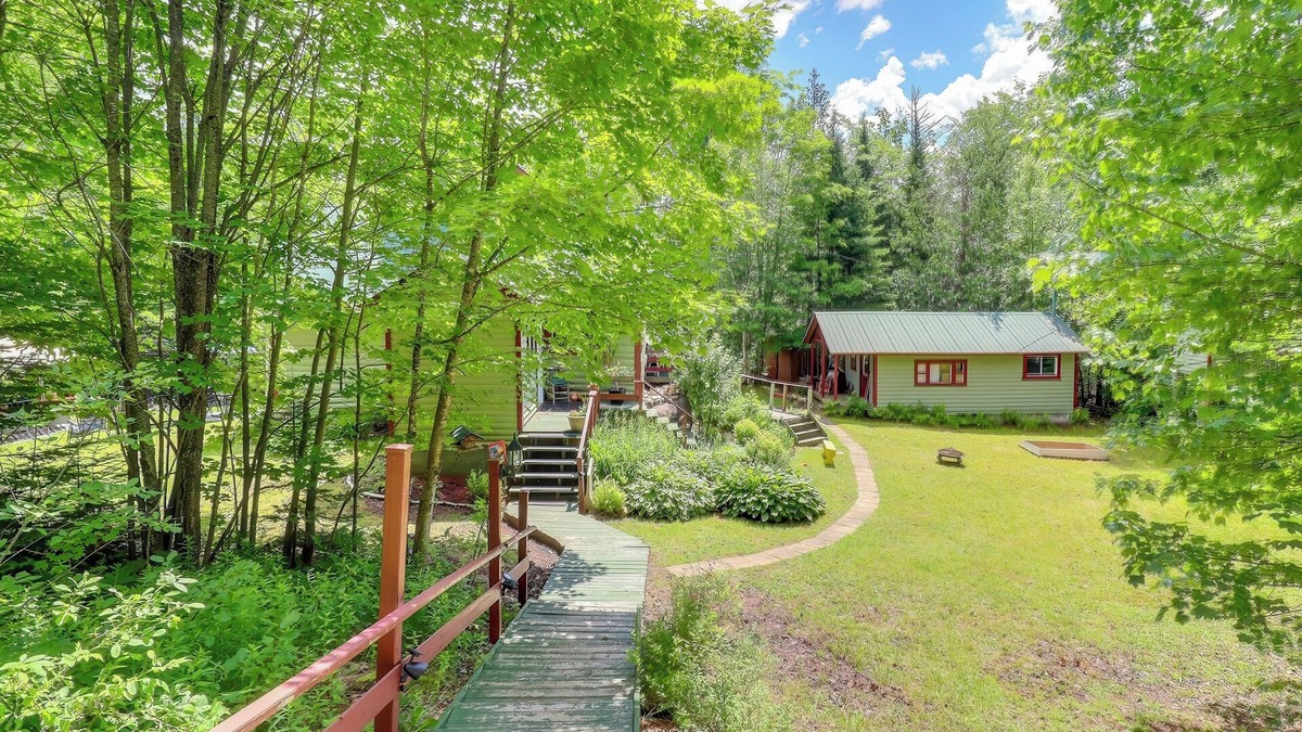 Les Pays-d'en-Haut Regional County Municipality Ski Chalet | Winter Ski Chalet Escape-Pet-Friendly, 5 Mins to Skiing & Top Ski Cross Course