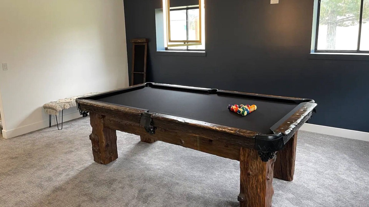 Eden Cabin | Winter Ski Cabin Escape: Pool Table Game Room Event Hall & Views!