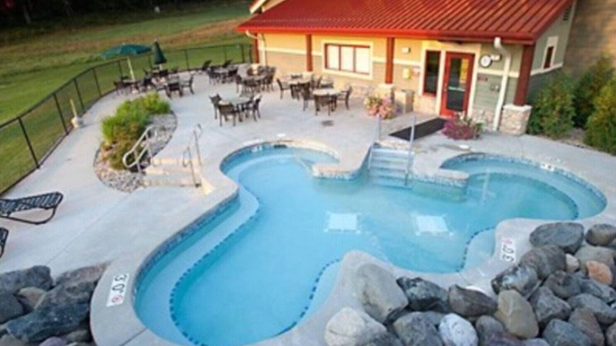 Wisconsin Dells Cabin | Wisconsin Dells Sleeps 6 2BATH Log Cabin Christmas Mountain
