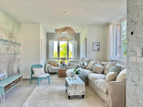 Prellezo House | Wishome-Casa con bonito jardín y piscina, ideal para familias, cerca de Comillas