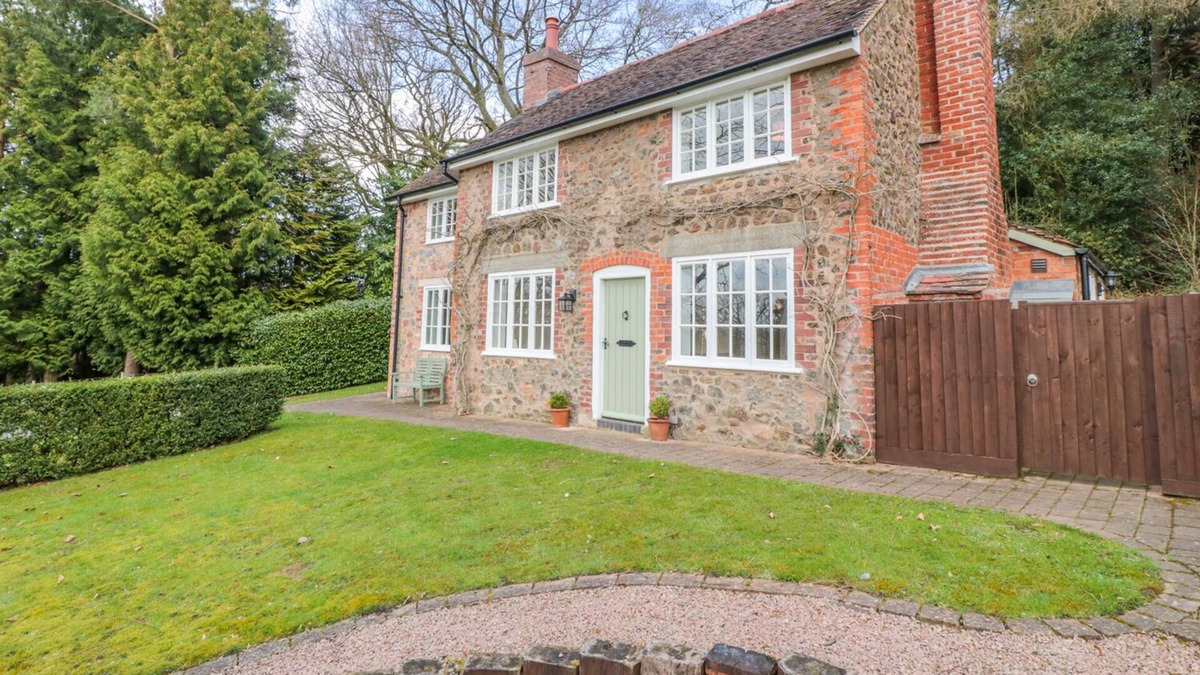 Little Malvern Cottage | WISTERIA COTTAGE, family friendly in Colwall, Herefordshire