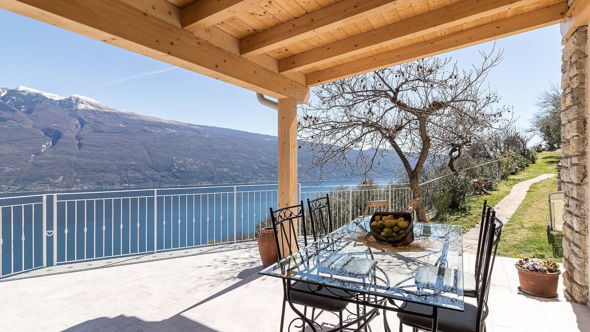 Tignale Apartment | Wisteria: with breathtaking lake view and garden