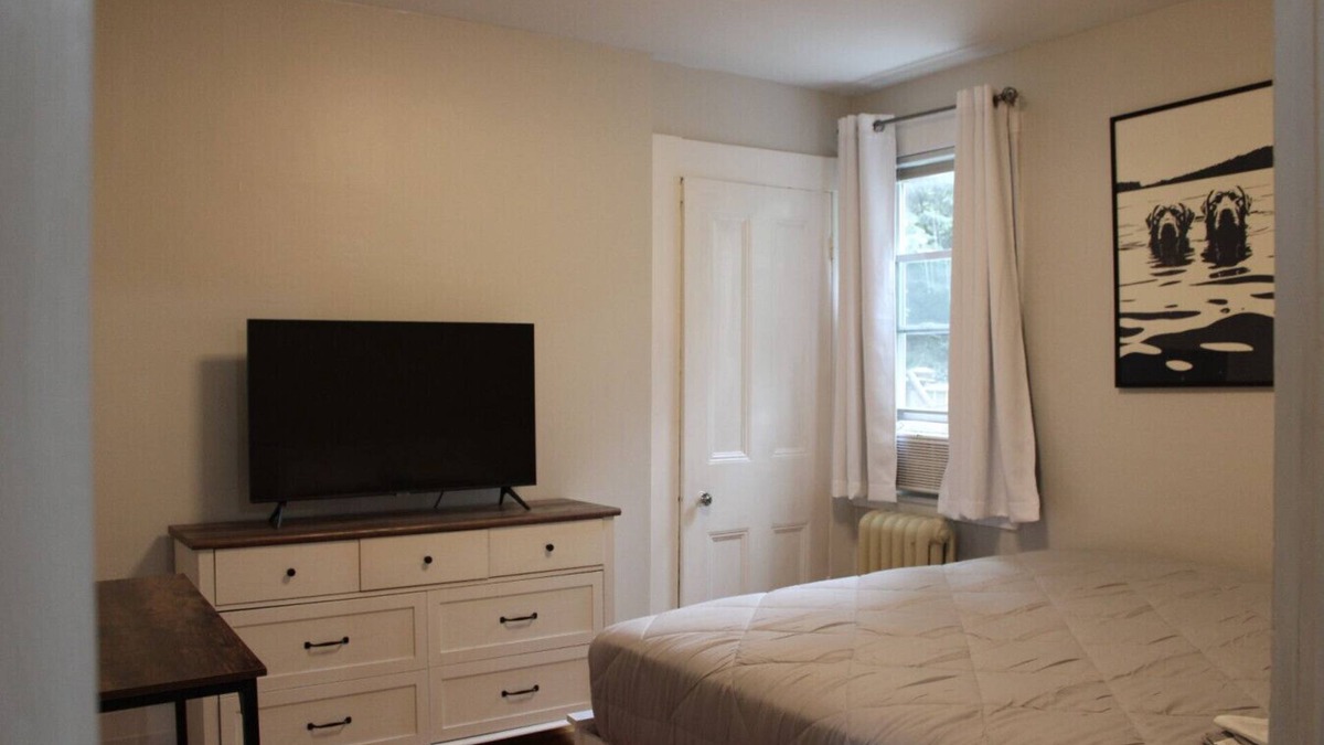 Salem Apartment | Witch City Retreat w/Tiki Bar