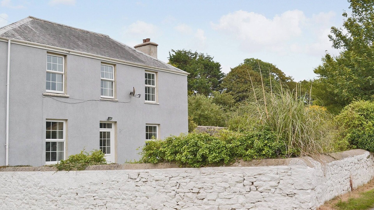 Pembroke Cottage | With a large garden, this farmhouse is an ideal property for a family holiday.