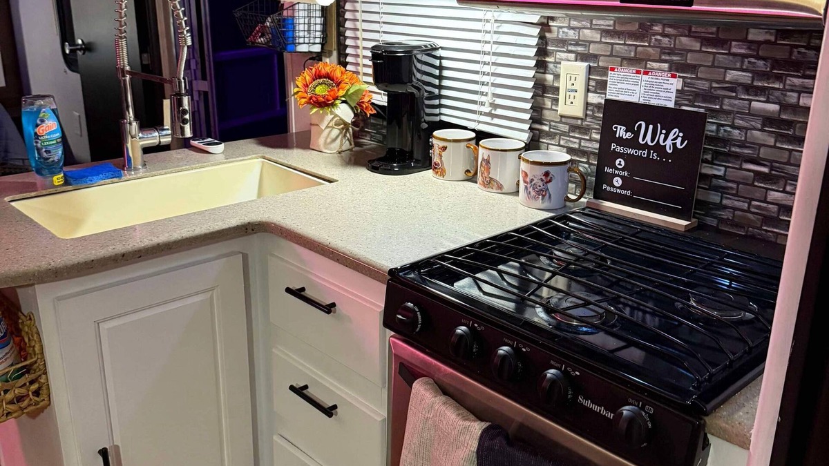 Paluxy House | With the Hollidays around the corner I have this cozy RV that sleeps 6 people.