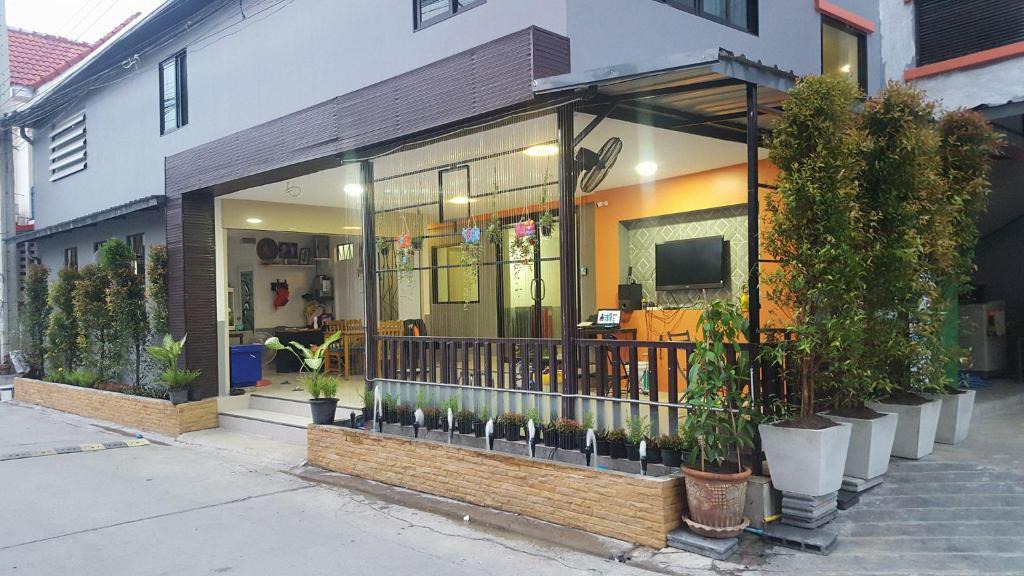 Racha Thewa Hotel | WJ Residence at Suvarnaphumi