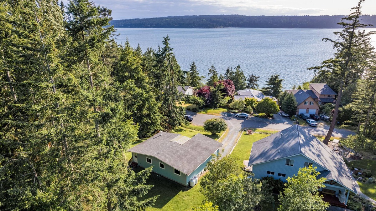 Langley House | Wolf Beach Cottage by AvantStay | Harbor Views