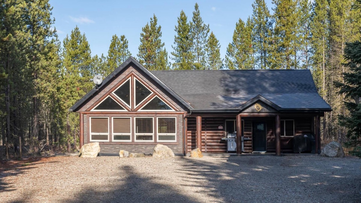 Valemount House | Wolf Den Cabin Rental - Dog Friendly!