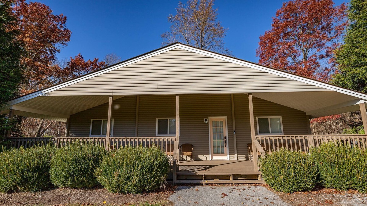 The Woods Cottage | Wolf's Den Cottage with Resort Amenities
