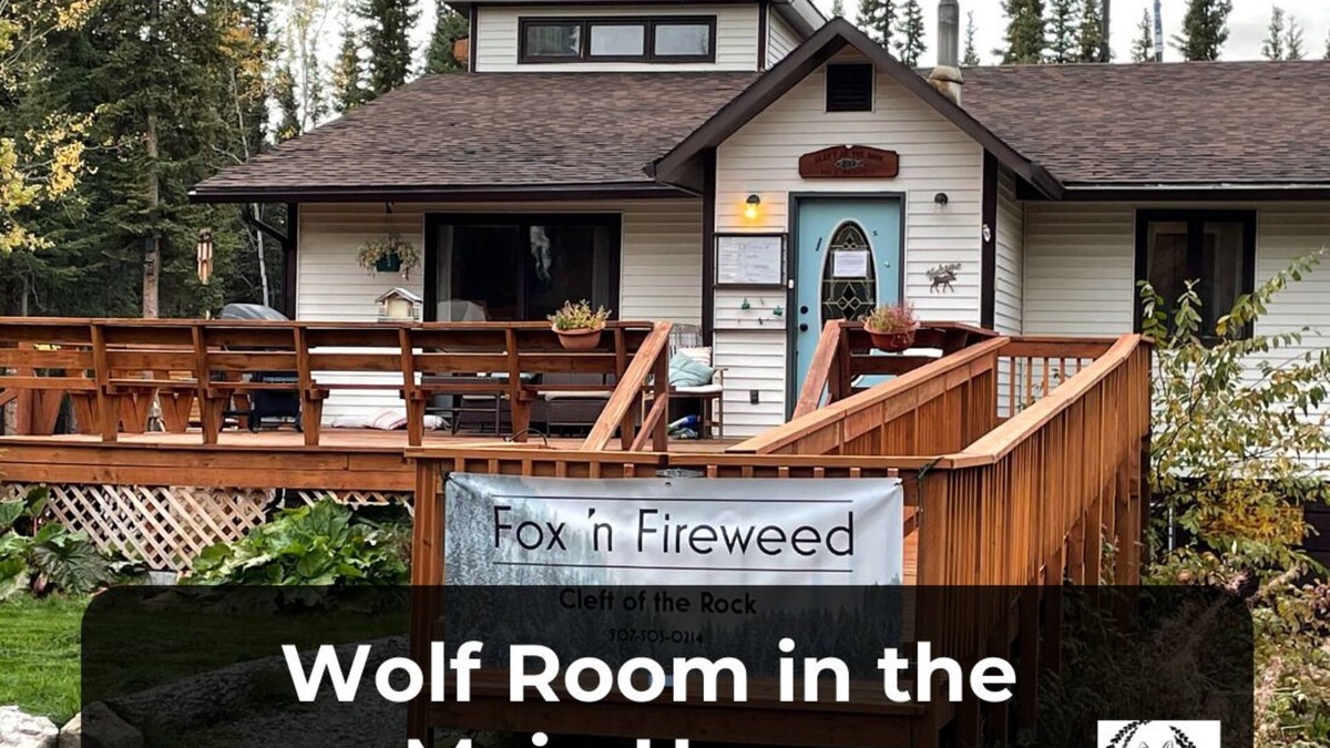 Tok Cabin | Wolf's Den in the Main House of Fox 'n Fireweed (private bath)