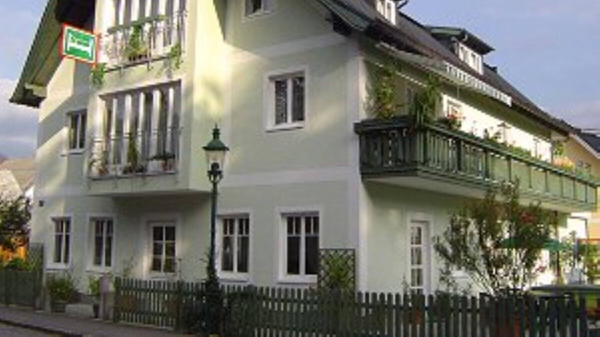 Strobl Apartment | Wolfgangsee, center, near the lake, family vacation, skiing, whirlpool, dogs, SKY-TV