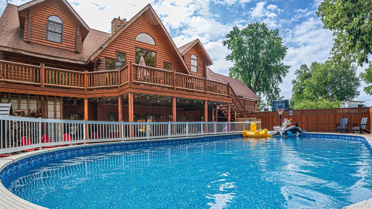Kent Cabin | Wonder Bear Lodge | 7 Bedrms, King beds | Hot Tub | 2 game rooms |