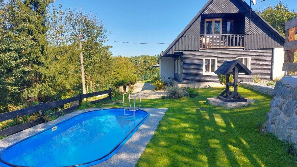 Kvasiny House | Wonderful private villa for 6 guests with WIFI, private pool, TV, patio and pets allowed