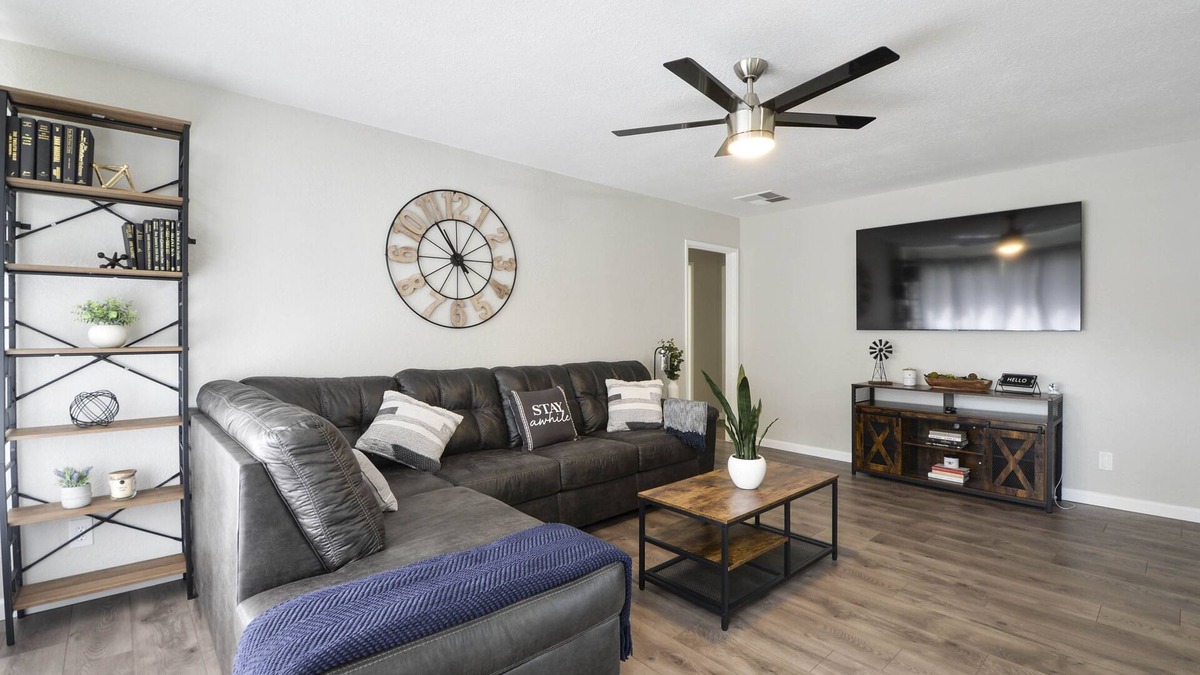 Los Banos House | Wonderful 3 bed 2 bath home with plenty of parking