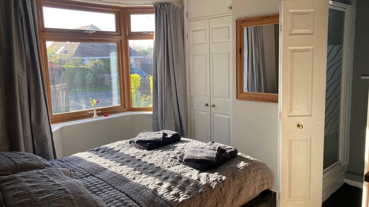 Holworth Apartment | Wonderful accommodation with double bedroom en-suite shower, lounge and WiFi