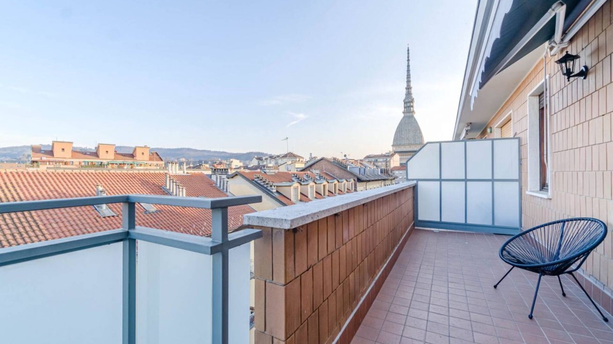 Vanchiglia Apartment | Wonderful apartment of about 60 sqm, perfect for 4 people, located on the fifth floor of a building with a lift (NOT suitable for disabled people - there are several steps to access it).The property is located in the heart of the city, a short distance f