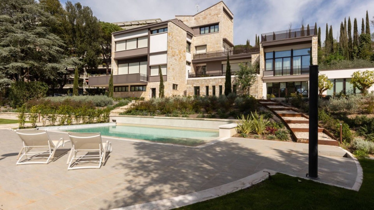 Perugia Apartment | Wonderful apartment that accommodates up to 4 people, on two levels and equipped with all comforts, including a large terrace overlooking the city and the hills. The accommodation is located in a modern condominium complex with a shared swimming pool and