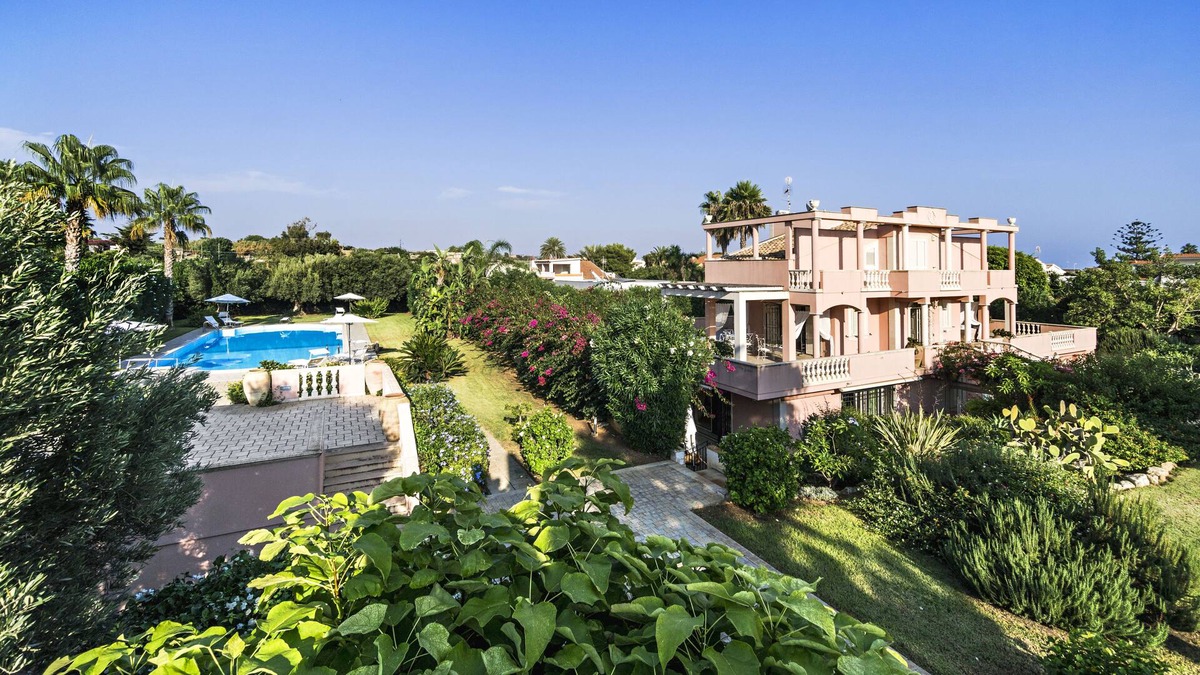 Caucana-finaiti-casuzze-finaiti Nord Villa | Wonderful charming villa, with large swimming pool and next to the beach