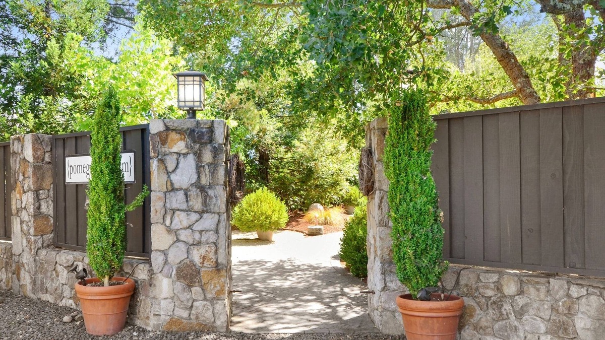 El Verano Cottage | Wonderful, Comfortable, one-BRM Cottage Minutes to Sonoma Square w/Private Patio