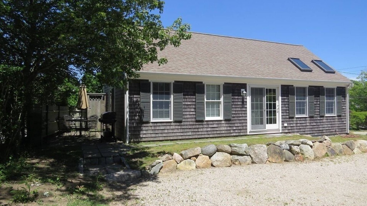 Chatham Cottage | Wonderful cottage located in the heart of downtown Chatham.steps to everything.
