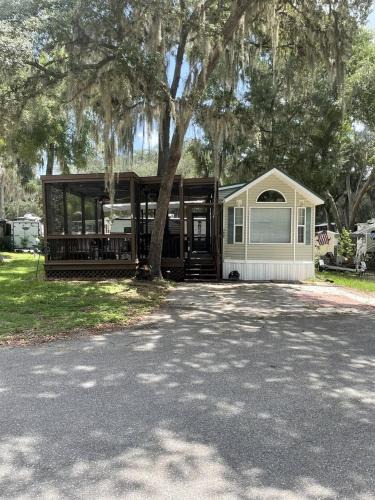 Salt Springs House | Wonderful Cottage Overlooking the Lake with Porch in Florida
