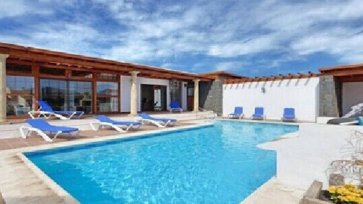 Playa Blanca Villa | Wonderful detached villa:private solar heated pool, Game room, Basket-ball,