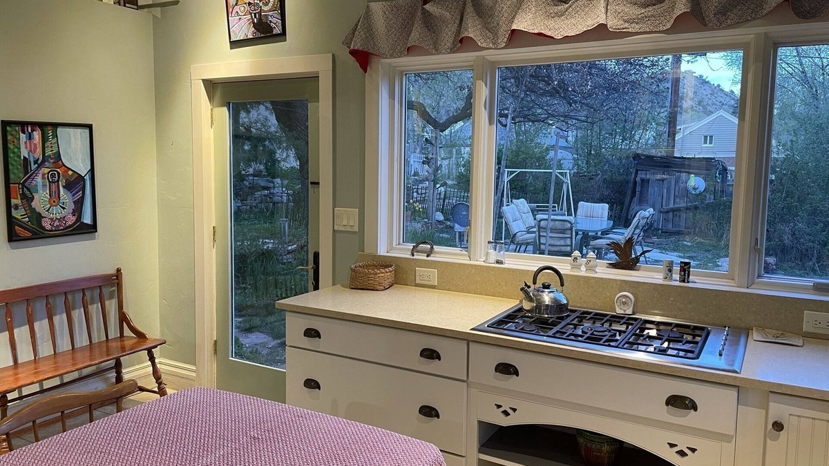 New Castle House | Wonderful family home that welcomes your family to sit and stay!