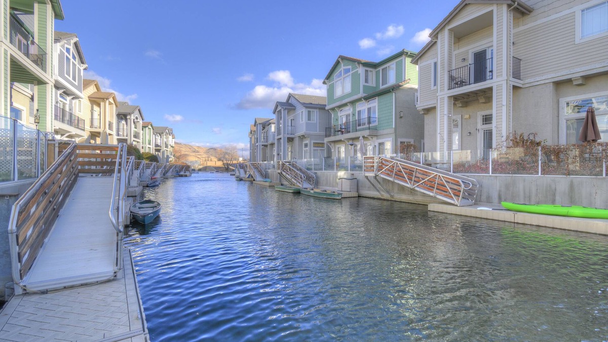 Sparks House | WONDERFUL FIVE BEDROOM HOME OVERLOOKING THE LAKE AND MARINA
