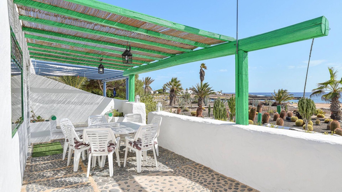 Teguise House | Wonderful Holiday Home “Villa Flores” Directly on the Beach with Sea View