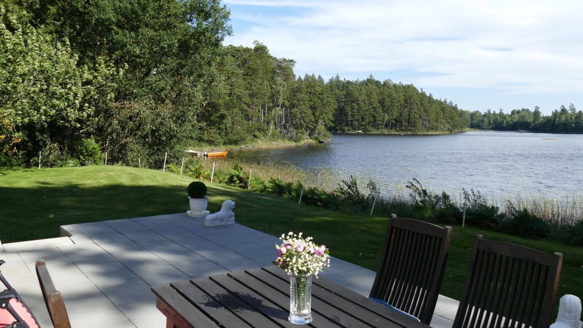 Ryd House | Wonderful holiday home directly on Lake Åsnen with boats, canoes and internet