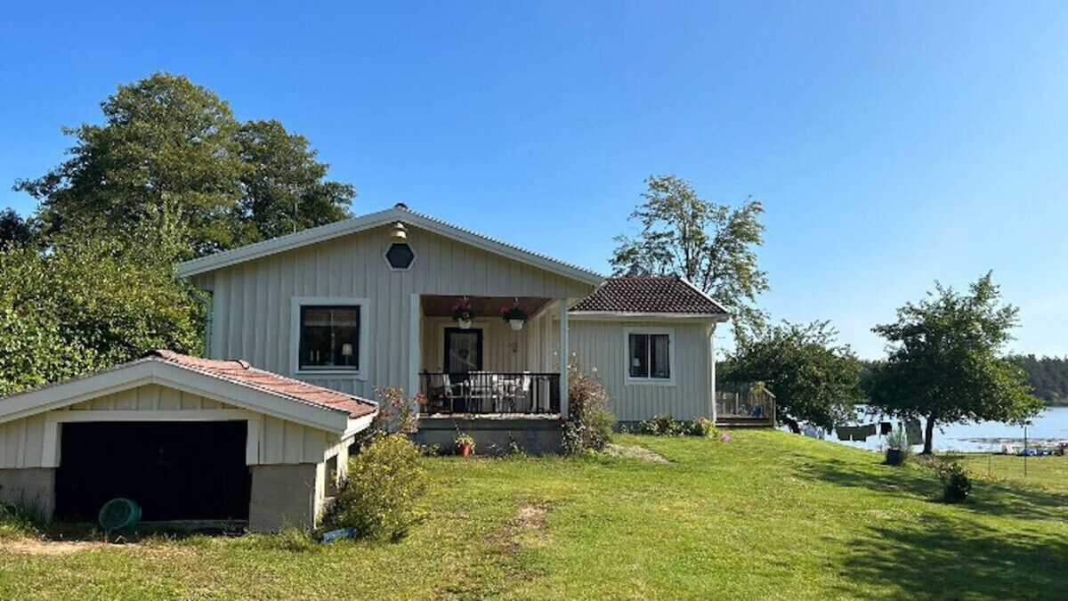 Ryd Ski Chalet | Wonderful holiday home location right on the lake in Småland