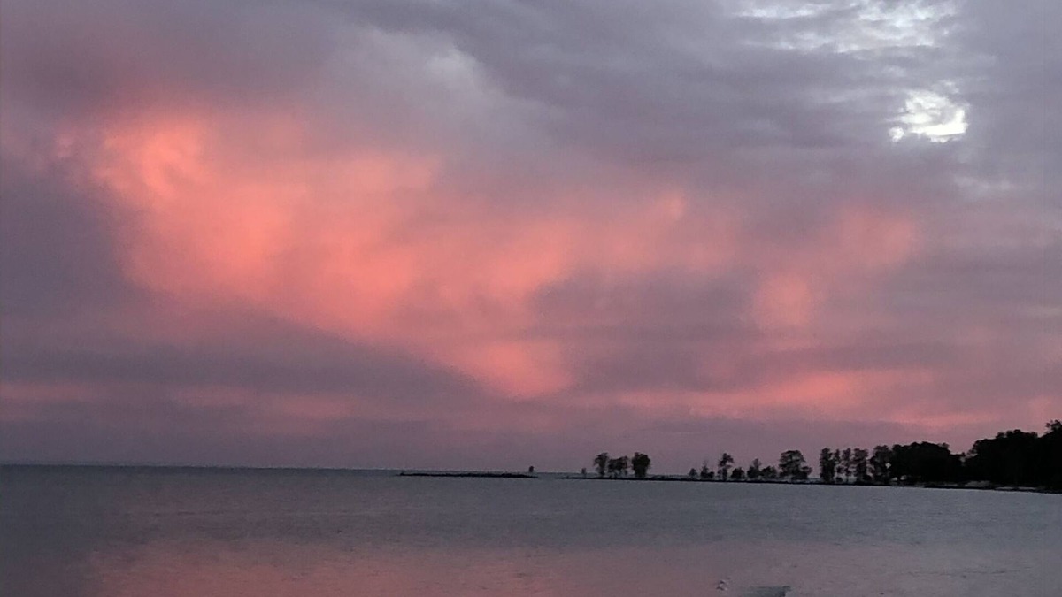Fort Erie Cottage | Wonderful Lake Home on beach to create memories and relax. Beautiful Views