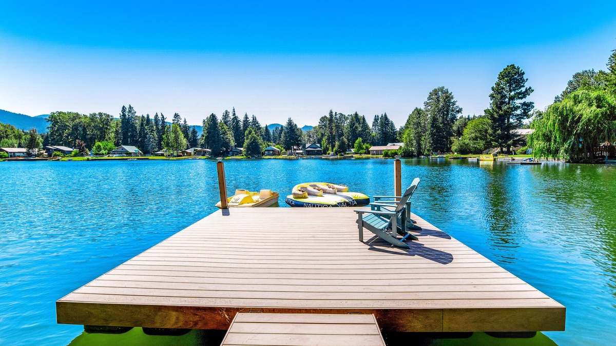 Cle Elum Cabin | Wonderful lakefront cabin & guesthouse with mountain view & private dock