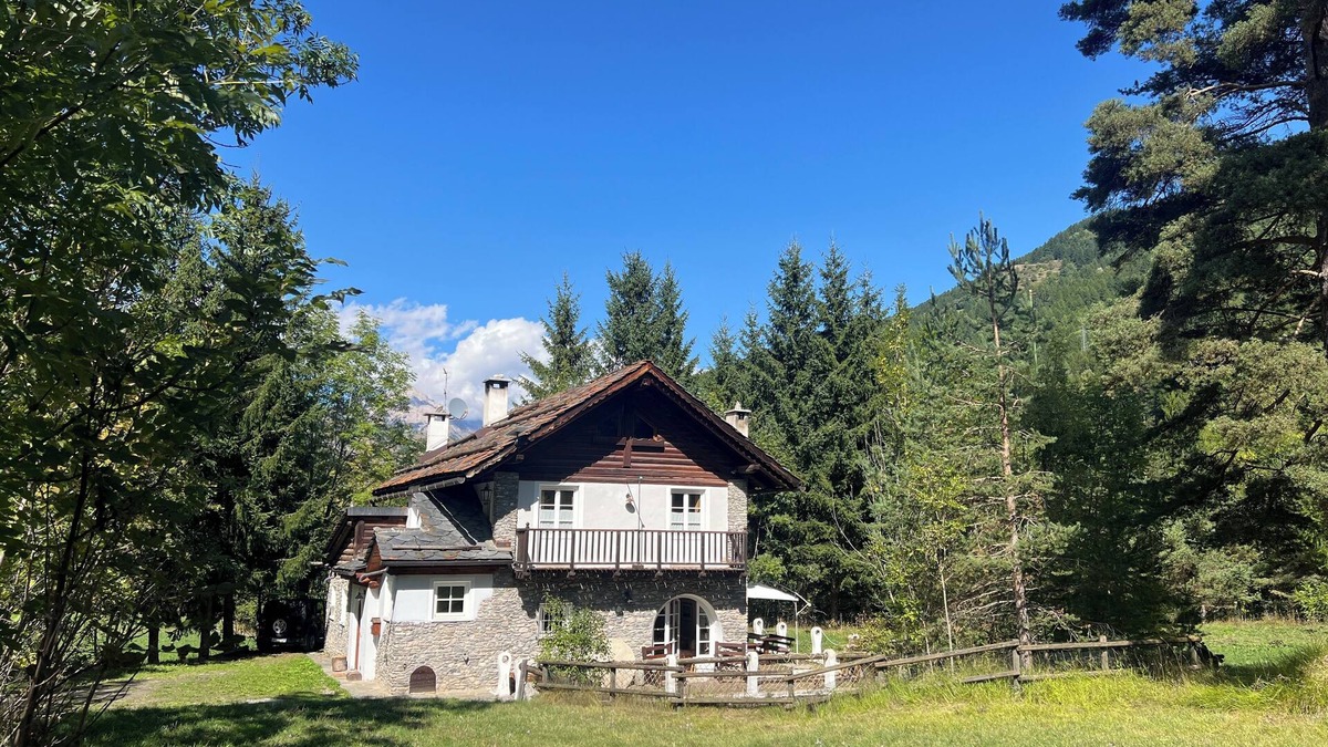 Cesana Torinese Ski Chalet | Wonderful large Chalet surrounded by greenery 10 min from the village. Wifi and comfort.