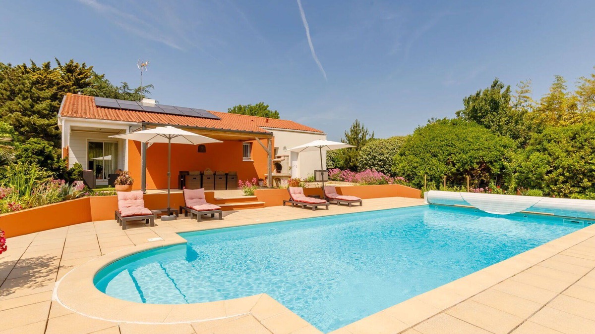 Olonne-sur-Mer Villa | Wonderful private villa for 8 guests with WIFI, private pool, TV, terrace, pets allowed and park.