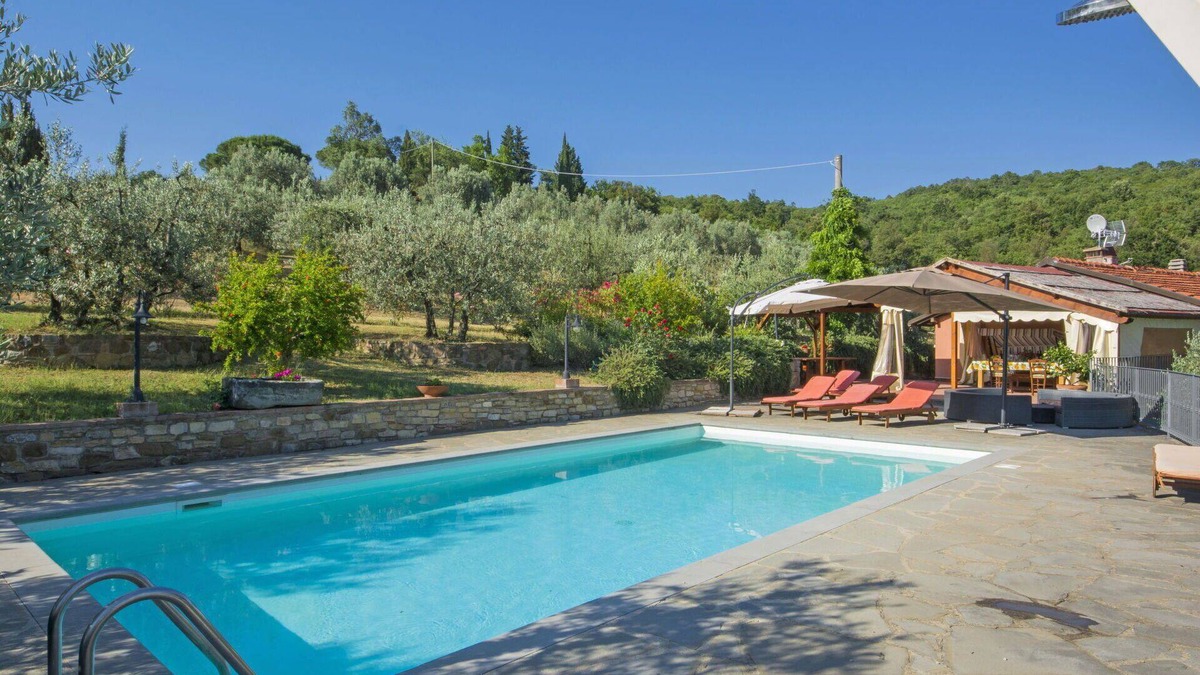 Pieve a Presciano Villa | Wonderful private villa with WIFI, private pool, TV, patio, pets allowed and panoramic view