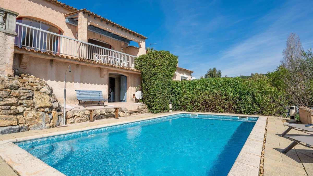 Guerrevieille House | Wonderful private villa for 7 guests with WIFI, private pool, TV, balcony, pets allowed and park.
