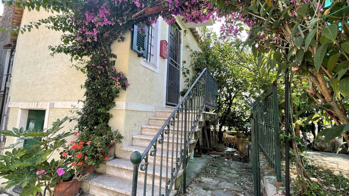 Ranzi House | Wonderful private villa for 4 people with WIFI, TV, patio, pets allowed and panoramic view