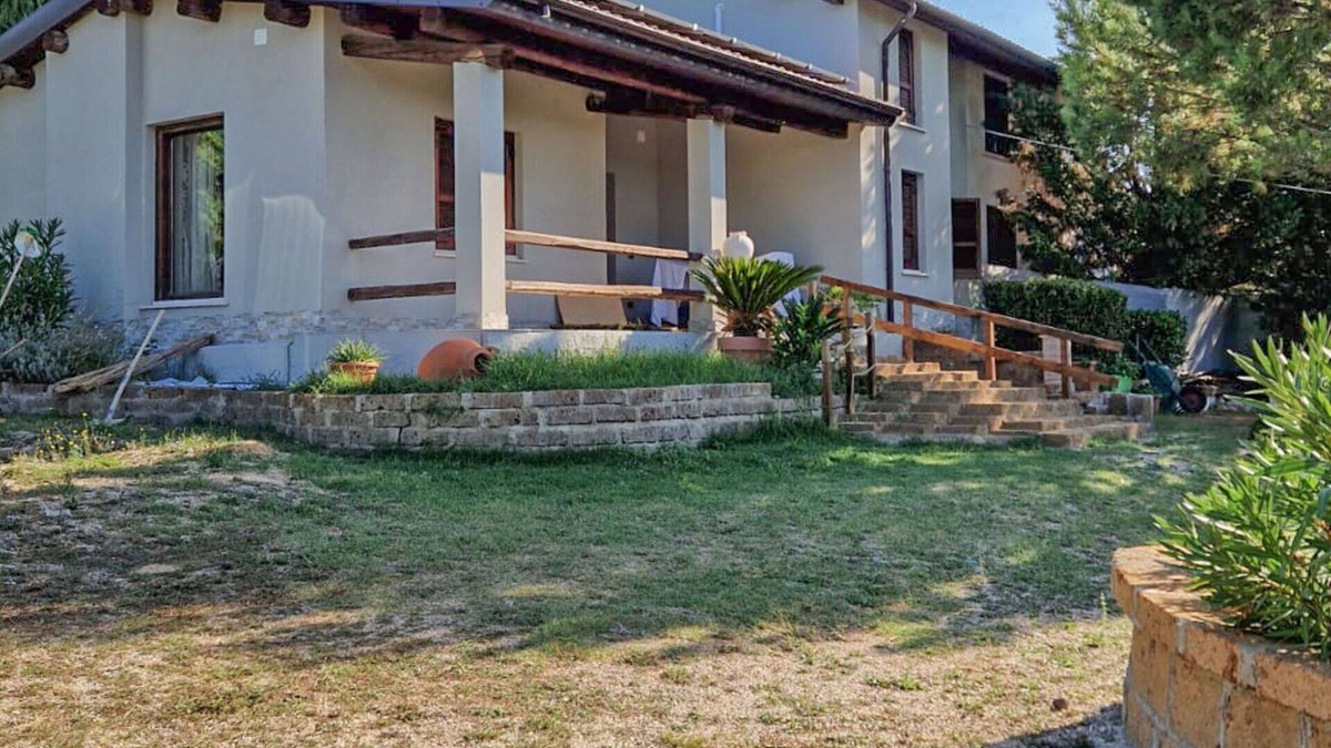 Collecorvino Villa | Wonderful private villa for 6 guests with patio, pets allowed and parking