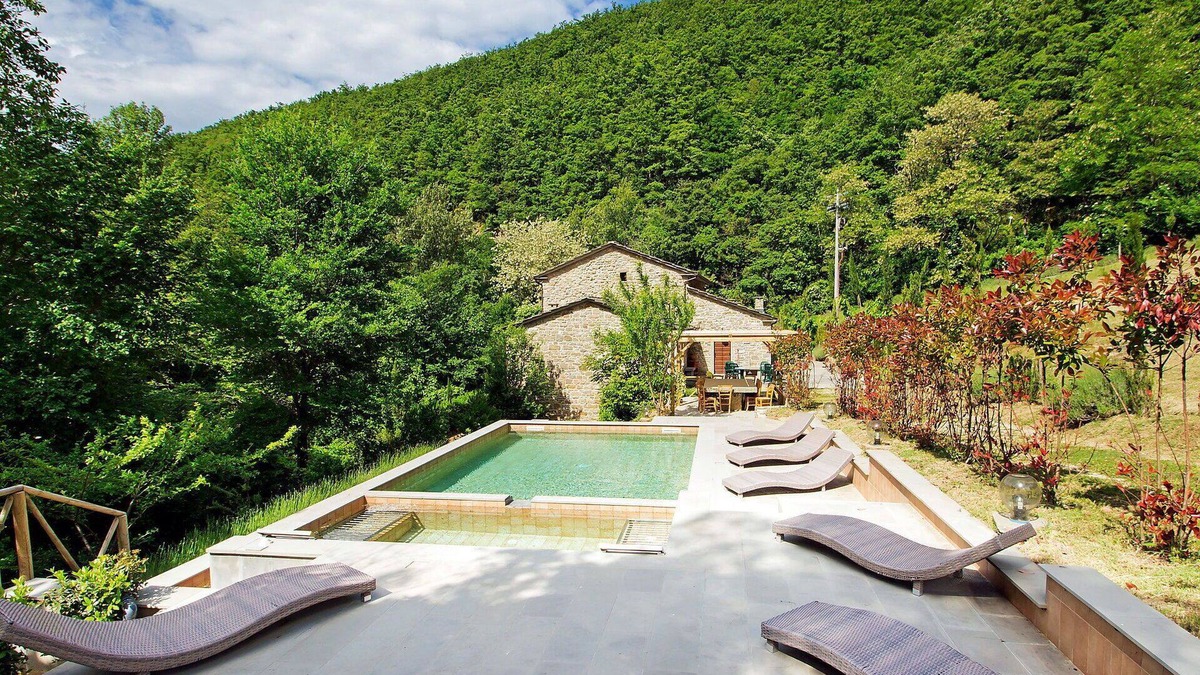 Sansepolcro Villa | Wonderful private villa for 15 guests with private pool, WIFI, hot tub, TV, patio and pets allowed