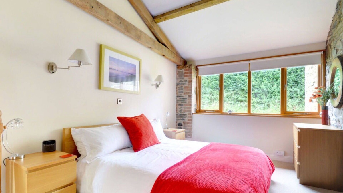 Umberleigh Villa | Wonderful private villa for 6 people with WIFI, TV, patio, pets allowed and parking