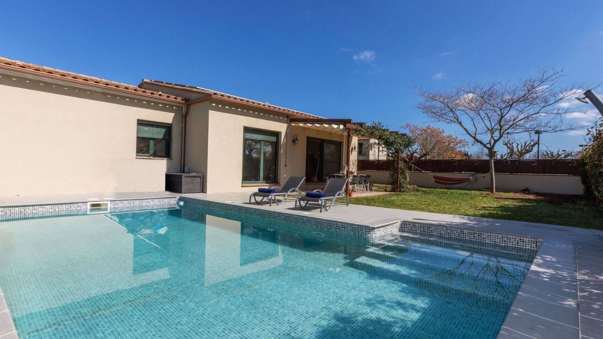 Ullastret House | Wonderful private villa with WIFI, A/C, private pool, TV, patio, pets allowed and parking